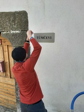 Montaža tablice s starim hišnim imenom 
